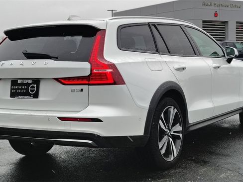 Certified 2025 Volvo V60 B5 Cross Country Plus image 3