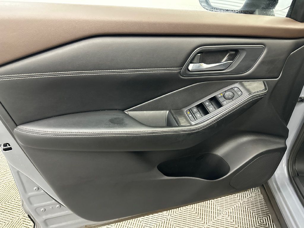 Used 2023 Nissan Rogue SV w/ SV Premium B Package FWD image 11