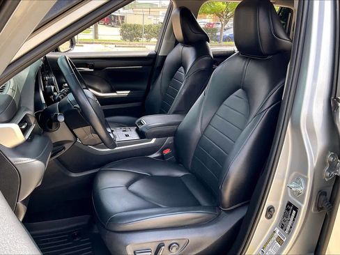 Used 2023 Toyota Highlander XLE image 8