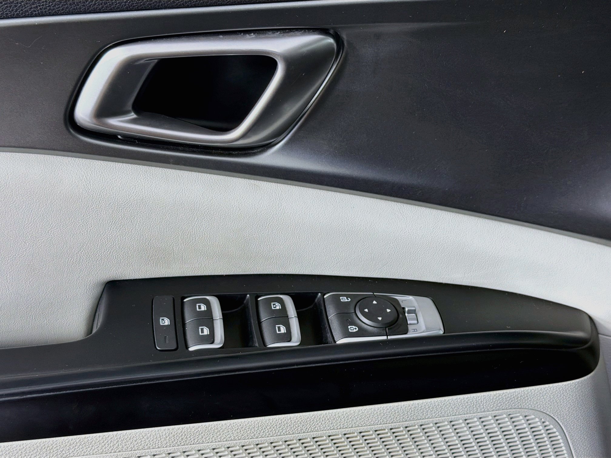 Used 2022 Kia Carnival LX FWD image 15