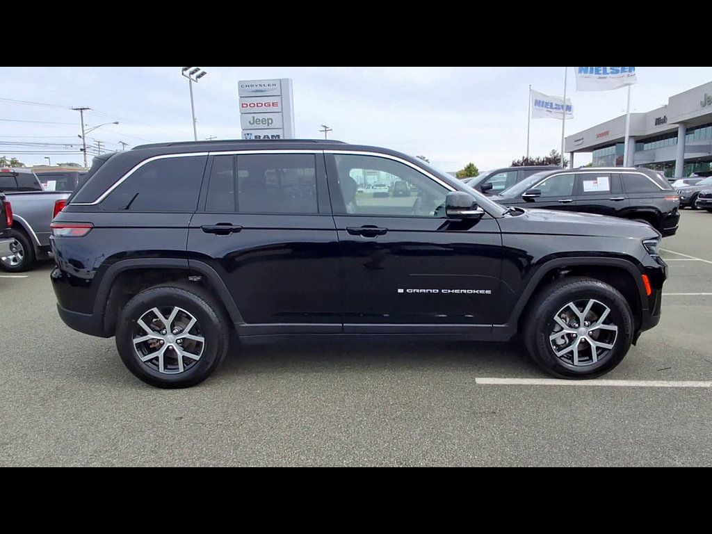 Used 2025 Jeep Grand Cherokee Limited AWD/4WD image 9