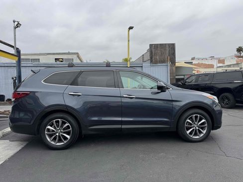 Used 2017 Hyundai Santa Fe SE FWD image 4