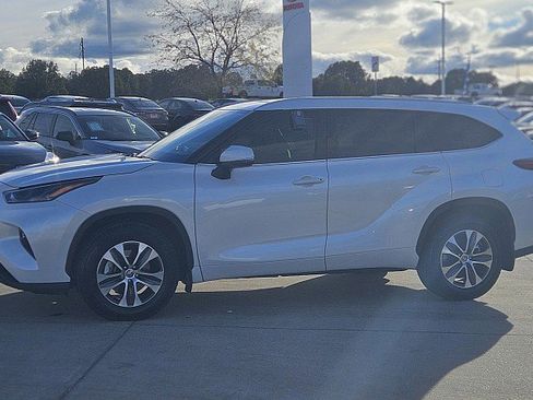 Used 2022 Toyota Highlander XLE image 24