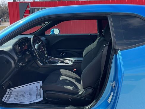 Used 2019 Dodge Challenger SXT w/ Driver Convenience Group image 5