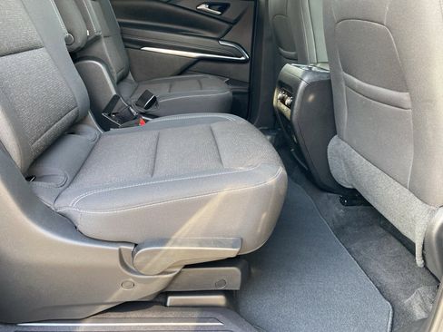 Used 2025 Chevrolet Traverse LT image 18