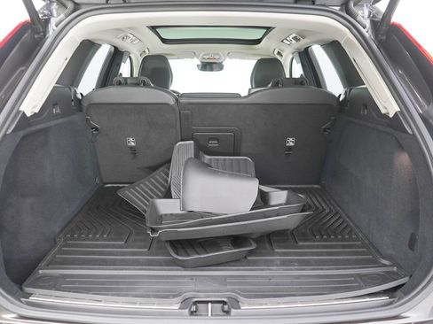 Used 2025 Volvo XC60 B5 Plus AWD/4WD image 9