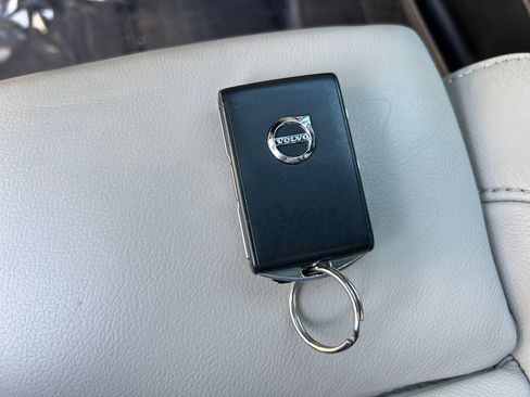 Used 2023 Volvo XC40 B5 Plus image 34