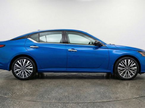 Used 2025 Nissan Altima 2.5 SV image 11