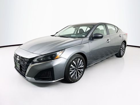 Used 2024 Nissan Altima 2.5 SV FWD image 3