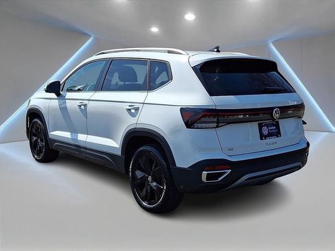 Certified 2025 Volkswagen Taos SE w/ Panoramic Sunroof Package FWD image 6
