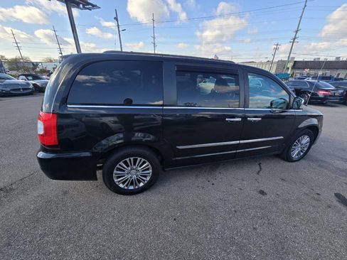 Used 2014 Chrysler Town & Country Touring-L w/ Driver Convenience Group image 63