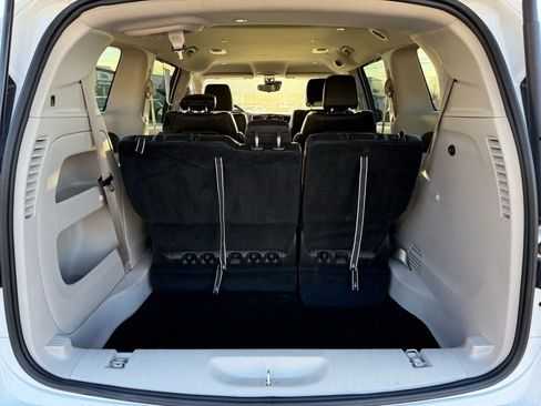 Used 2024 Chrysler Pacifica Touring-L image 14