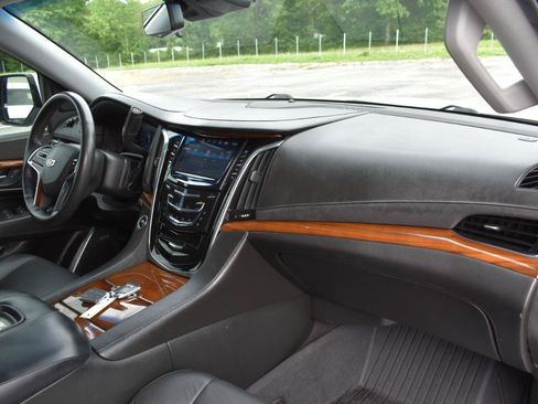 Used 2017 Cadillac Escalade Luxury RWD image 12