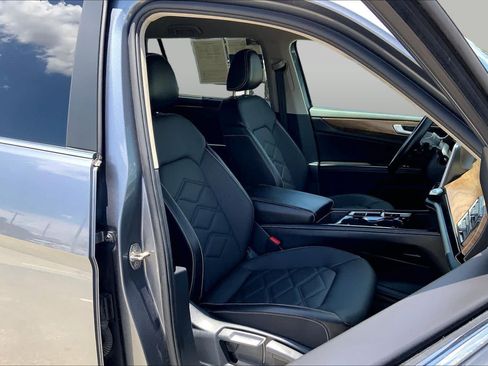 Used 2024 Volkswagen Atlas SE AWD/4WD image 9