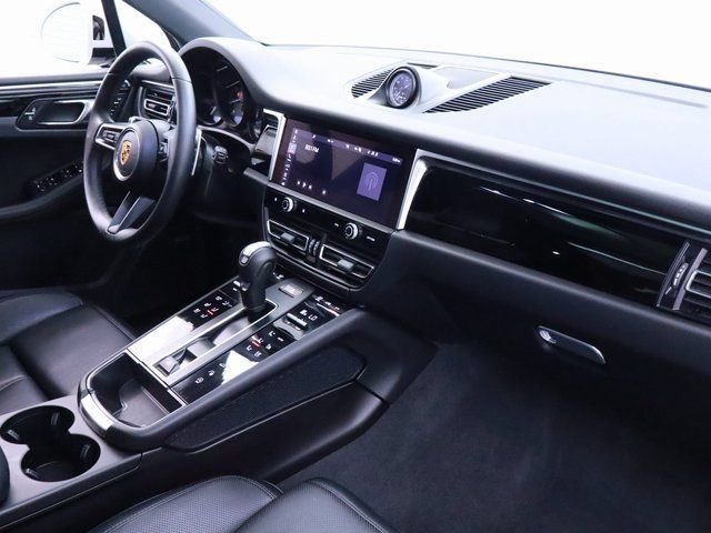 Certified 2024 Porsche Macan AWD/4WD image 5