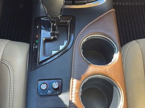 Used 2018 Toyota Avalon Limited image 19