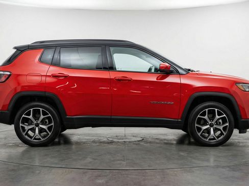 Used 2025 Jeep Compass Limited image 11