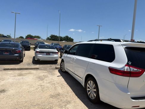 Used 2017 Toyota Sienna LE AWD/4WD image 12