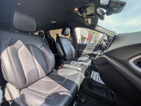 Used 2025 Chrysler Pacifica Select image 30