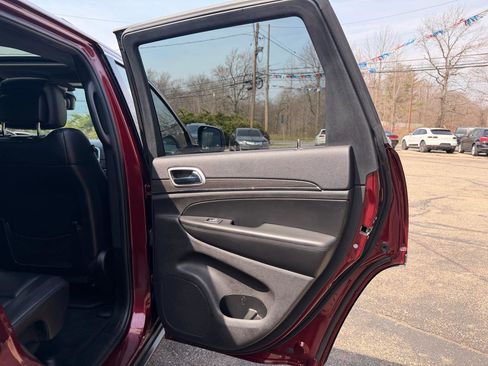 Used 2018 Jeep Grand Cherokee Limited image 25