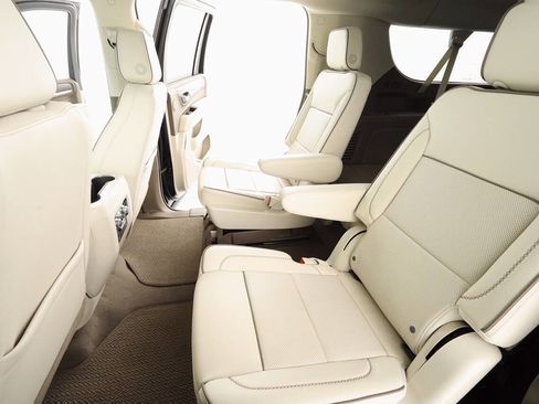 Used 2022 GMC Yukon XL Denali image 16