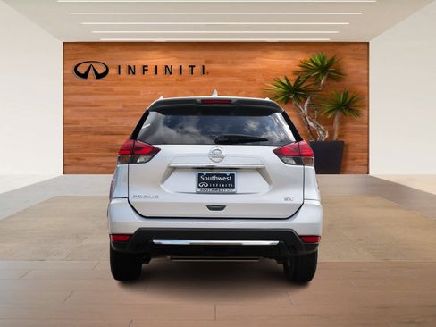 Used 2017 Nissan Rogue SV image 6