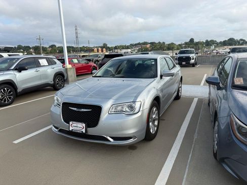 Used 2021 Chrysler 300 Touring RWD image 2