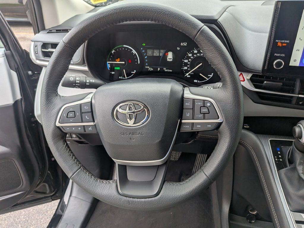 Used 2026 Toyota Sienna XLE FWD image 8
