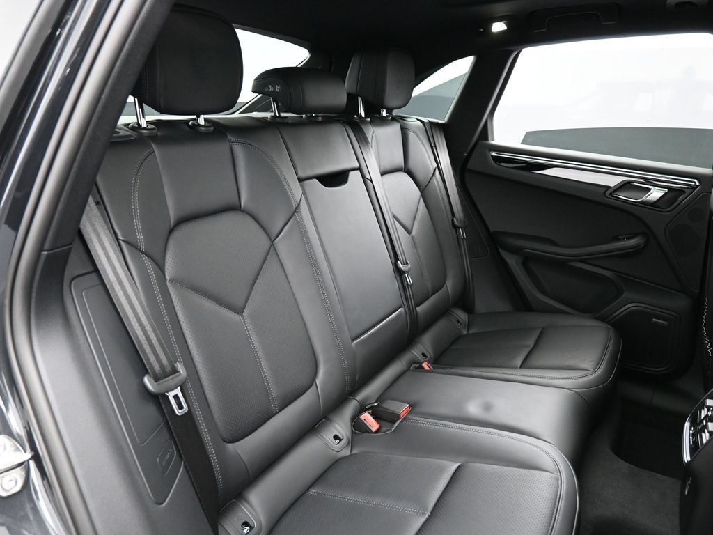 Certified 2026 Porsche Macan AWD/4WD image 27