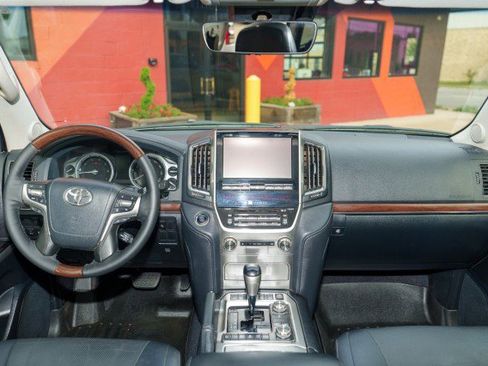 Used 2017 Toyota Land Cruiser image 9