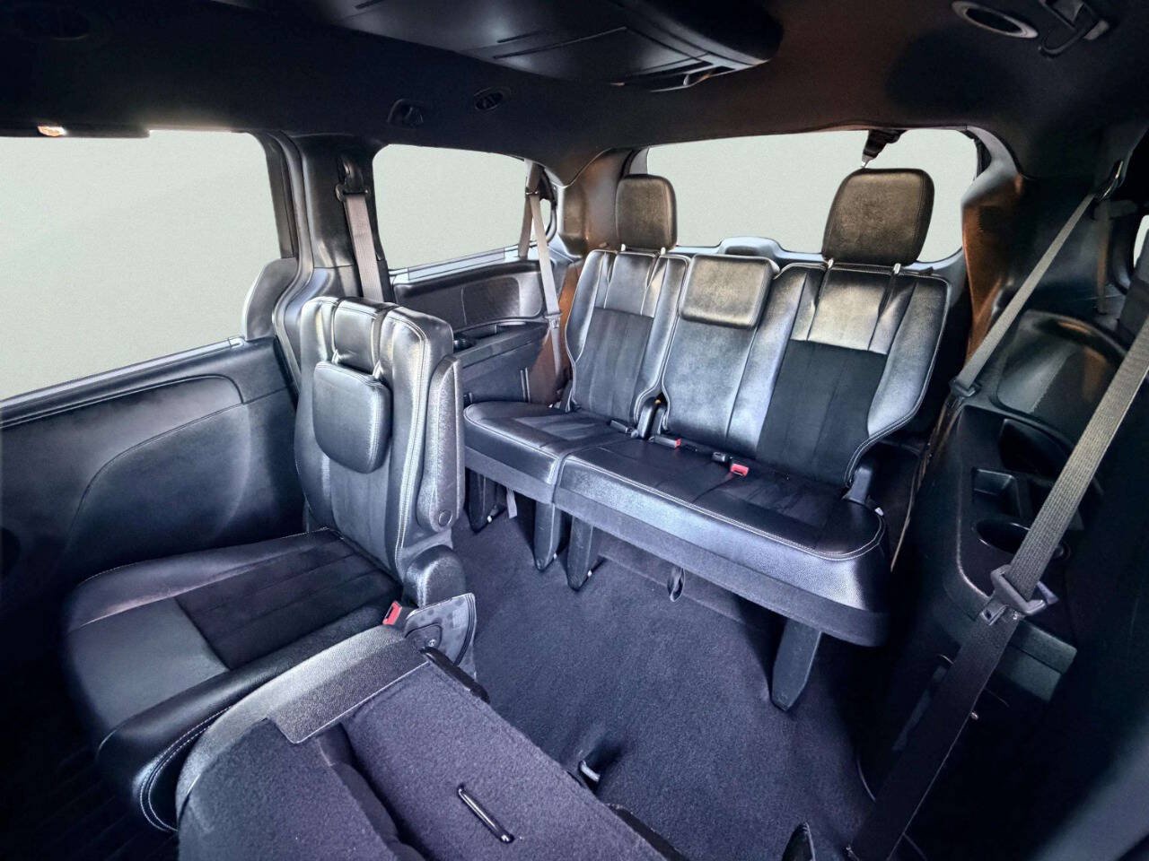 Used 2016 Dodge Grand Caravan SXT FWD image 23