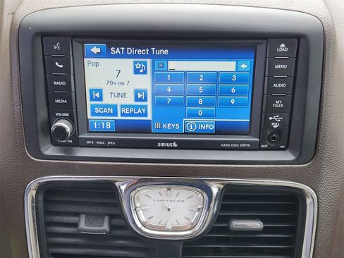 Used 2011 Chrysler Town & Country Touring-L image 16