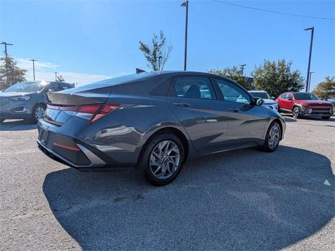 Used 2024 Hyundai Elantra SEL image 3