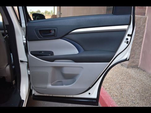 Used 2018 Toyota Highlander LE FWD image 29