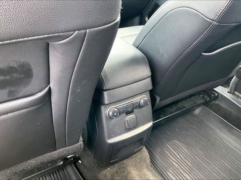 Used 2018 Ford Explorer XLT w/ Equipment Group 202A AWD/4WD image 34