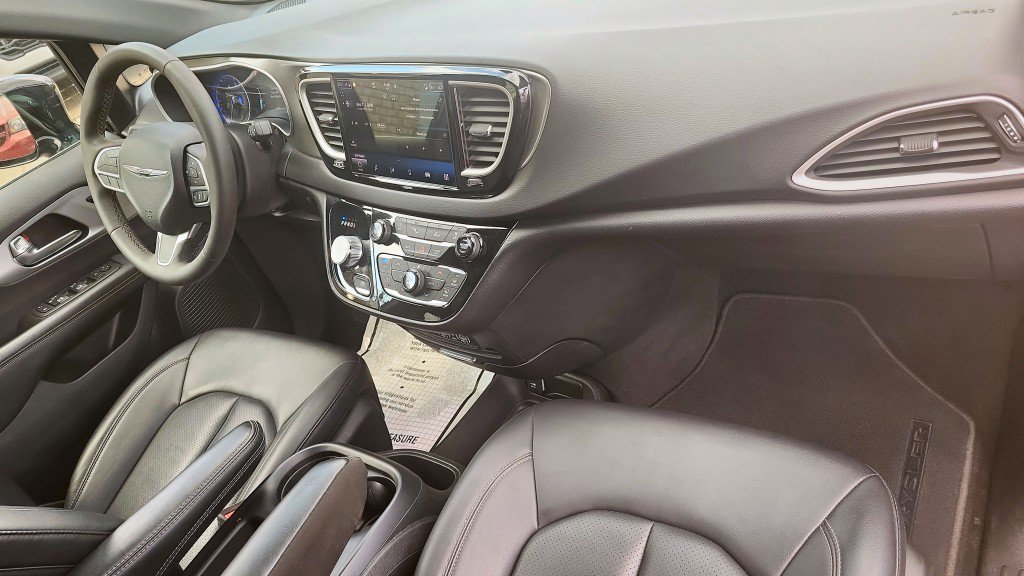 Used 2025 Chrysler Pacifica Select FWD image 18