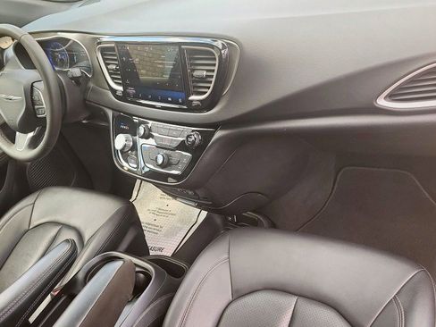 Used 2025 Chrysler Pacifica Select FWD image 18