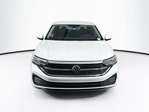 Used 2024 Volkswagen Jetta SE FWD image 2