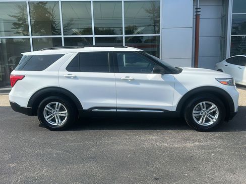 Used 2023 Ford Explorer XLT w/ Equipment Group 202A RWD image 2