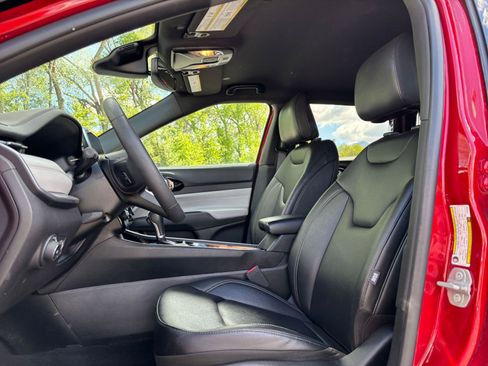 Used 2025 Jeep Compass Limited image 28