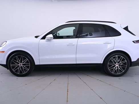 Certified 2025 Porsche Cayenne image 2