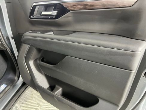 Used 2025 Chevrolet Suburban Z71 image 34