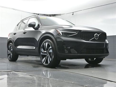 Used 2025 Volvo XC40 B5 Ultra image 34