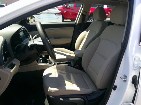 Used 2018 Hyundai Elantra SE w/ SE Connectivity Package 04 FWD image 11