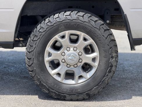 Used 2024 RAM 2500 Laramie AWD/4WD image 3