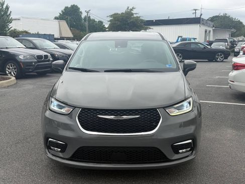 Used 2023 Chrysler Pacifica Touring-L FWD image 2