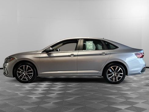 Used 2025 Volkswagen Jetta SE FWD image 2