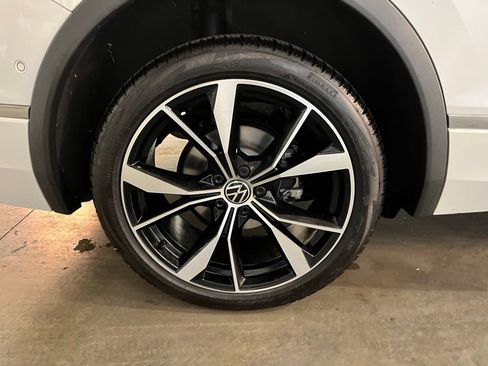 Certified 2024 Volkswagen Tiguan SEL R-Line image 31