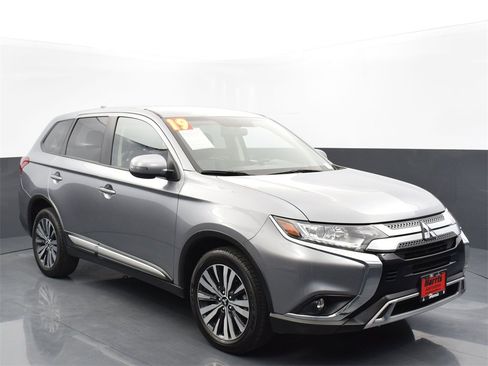 Used 2019 Mitsubishi Outlander SE image 3