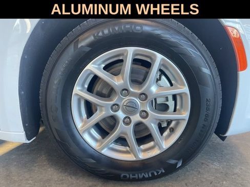 Used 2024 Chrysler Pacifica Touring-L FWD image 10